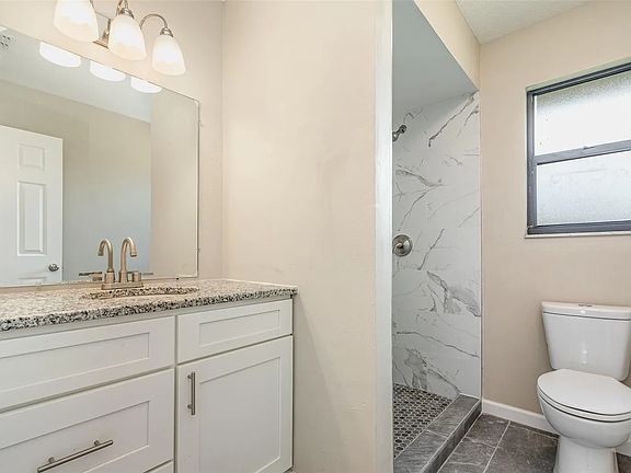 5th image of 821 W Victoria Cir