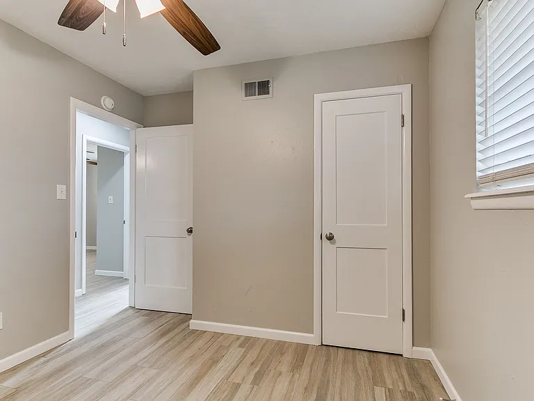 202 Thompson Dr — Photo 11