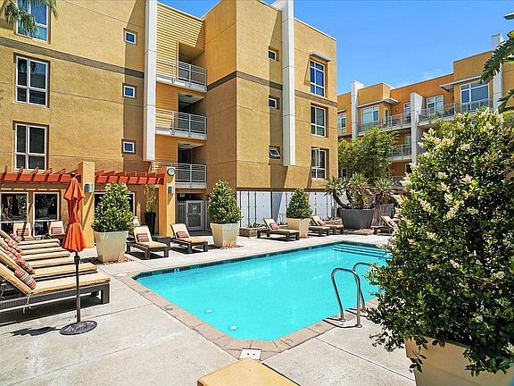 5th image of 21301 Erwin St Unit 425