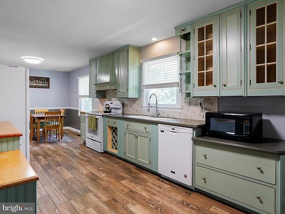 3rd image of 207 Bedford Pl