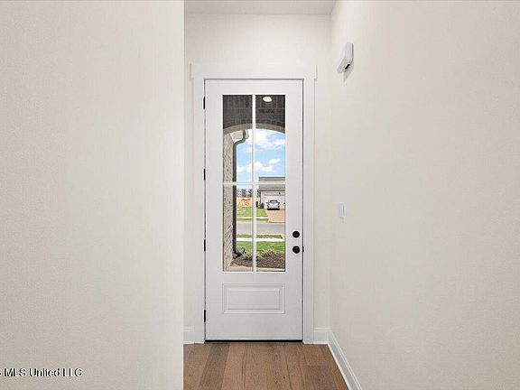 5th image of 957 Coahoma Ct