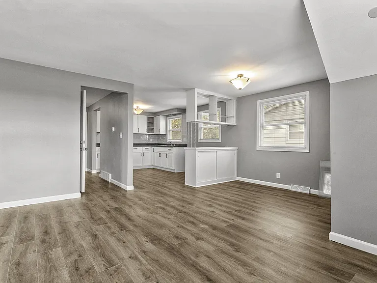 9332 W Silver Spring Dr — Photo 4