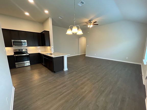 4th image of 413 Emma Dr