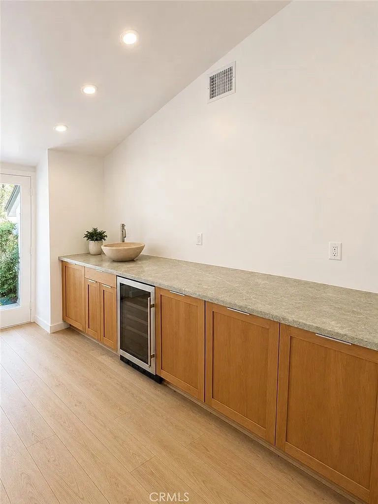 3 bed, 3734 sqft, $6,500 — Photo 4