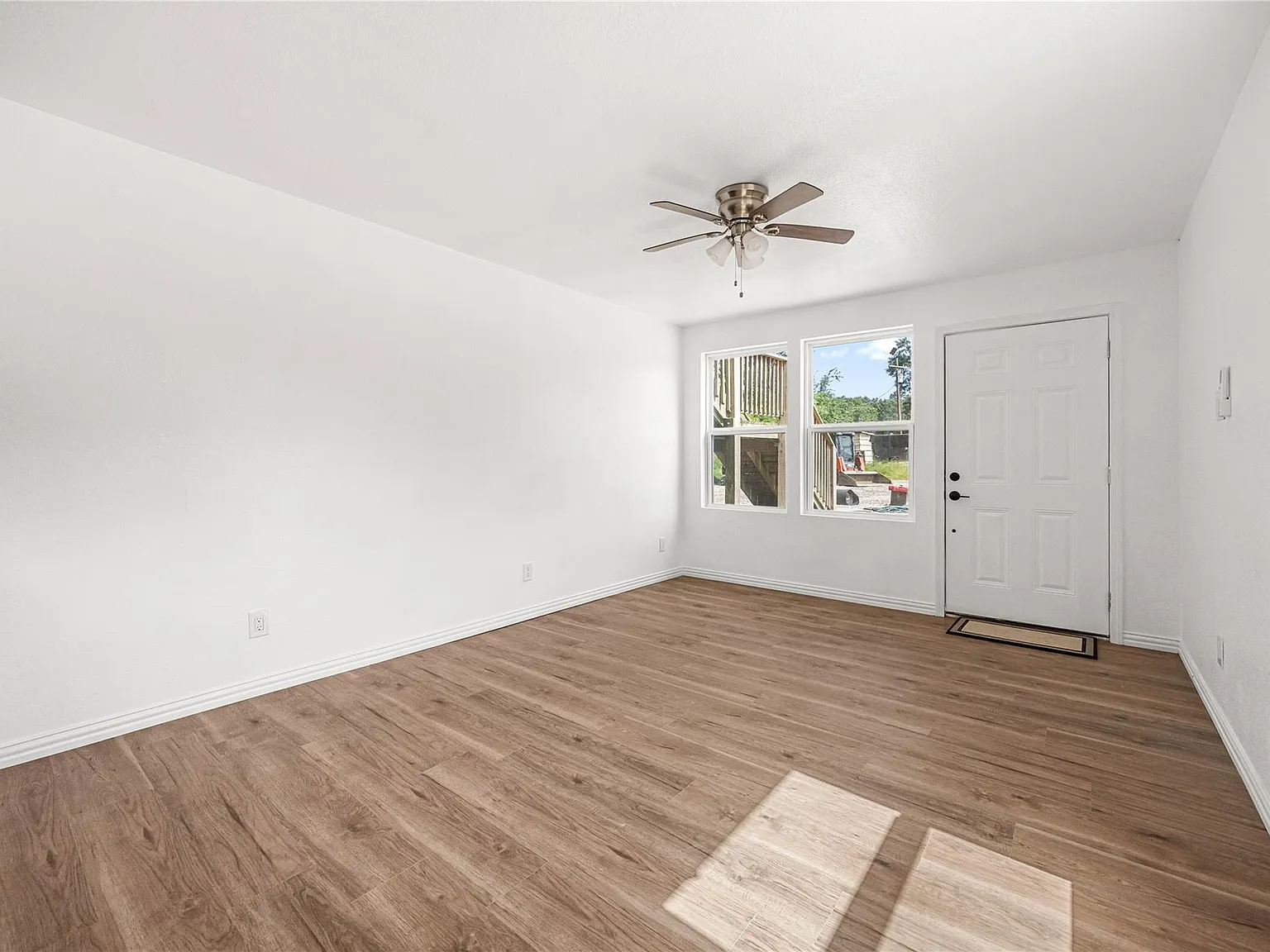 1 bed, 1.0 bath, 700 sqft, $1,050 — Photo 3
