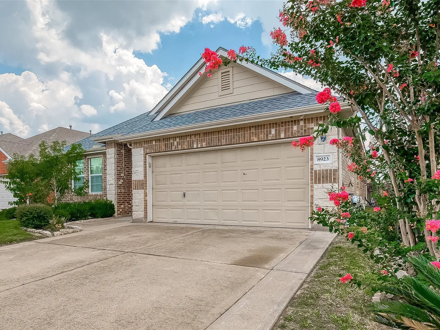 4 bed, 2.0 bath, 1892 sqft, $2,400 — Photo 2
