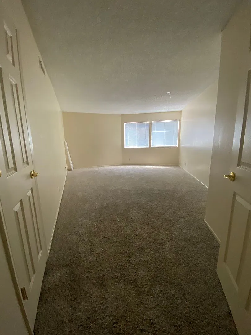 Rare Complex located conveniently behind Round Hill Square in walking distance to the Lake. — Photo 4