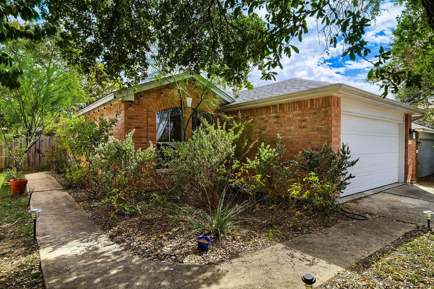 3 bed, 2.0 bath, 1271 sqft, $1,995 — Photo 2
