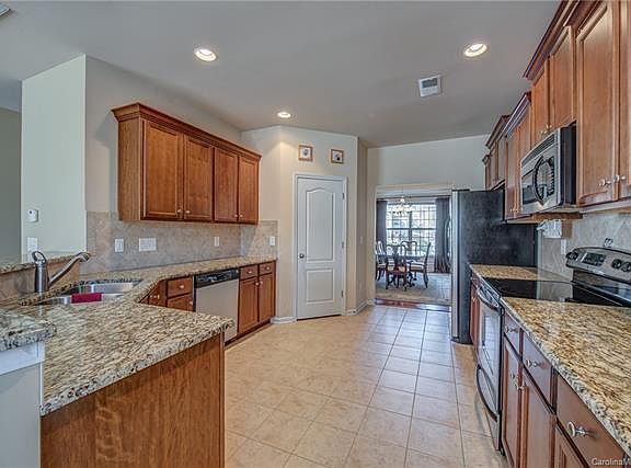 4th image of 53 Dorie Dr