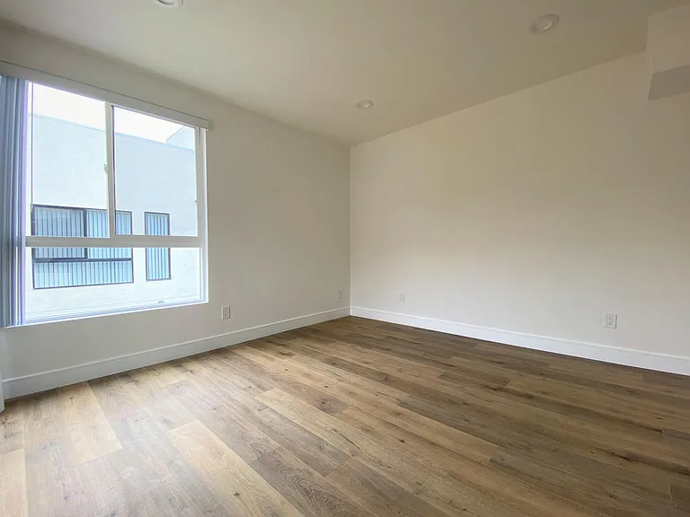 545 1/2 N Kingsley Dr — Photo 8