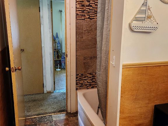 4th image of 701 W Middle St