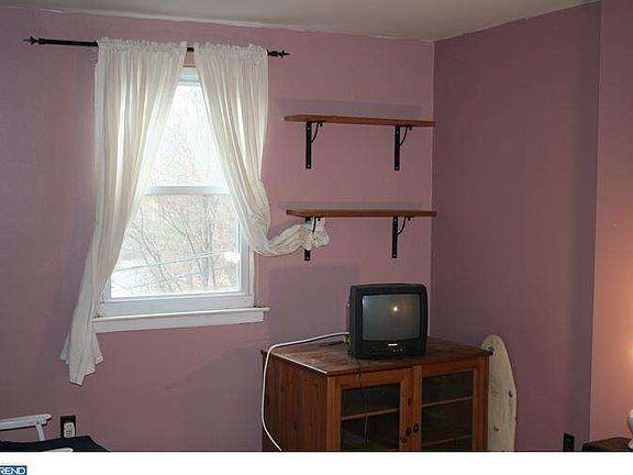 5th image of 910 Clifton Ave
