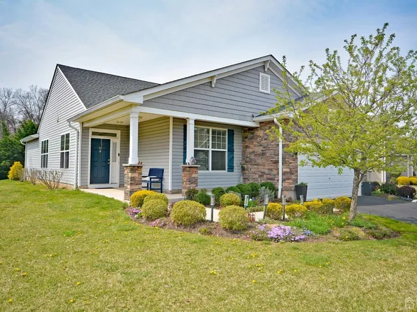 22 Spangenberg Ln, Somerset, NJ 08873