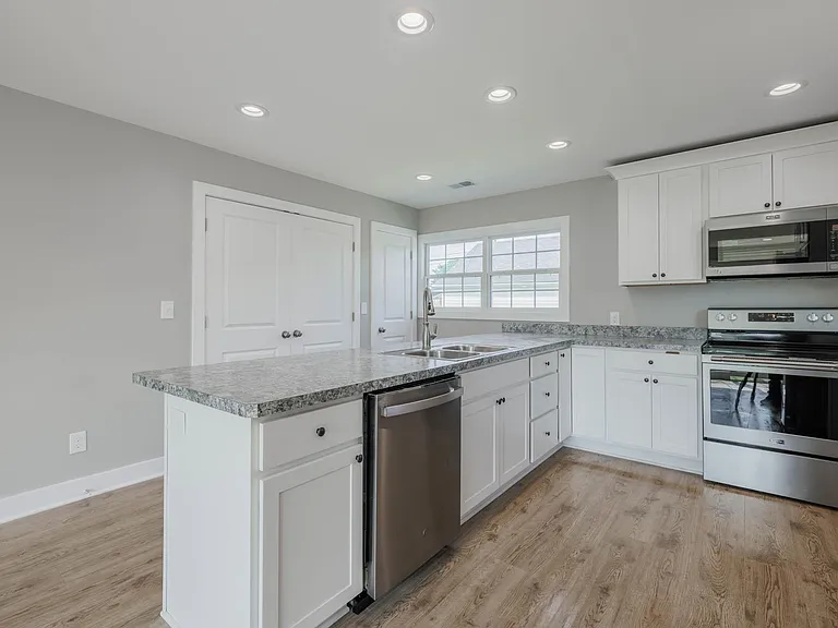 660 Fargo St — Photo 8