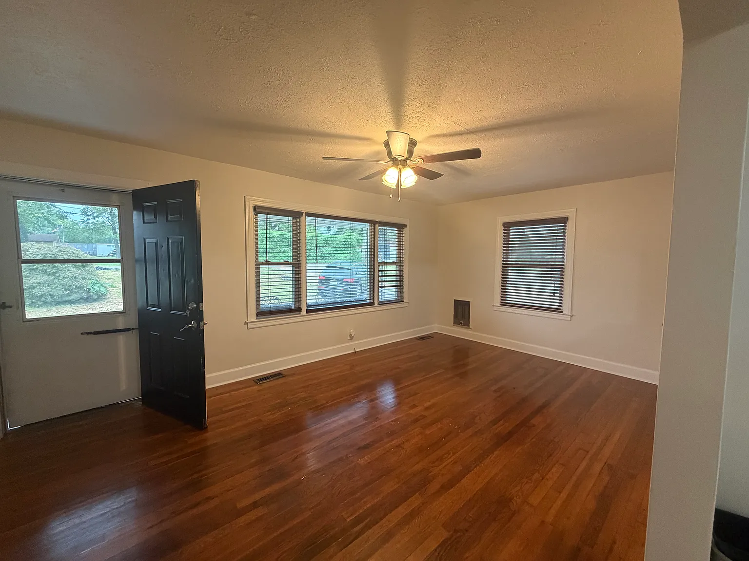 3 bed, 1192 sqft, $2,000 — Photo 2