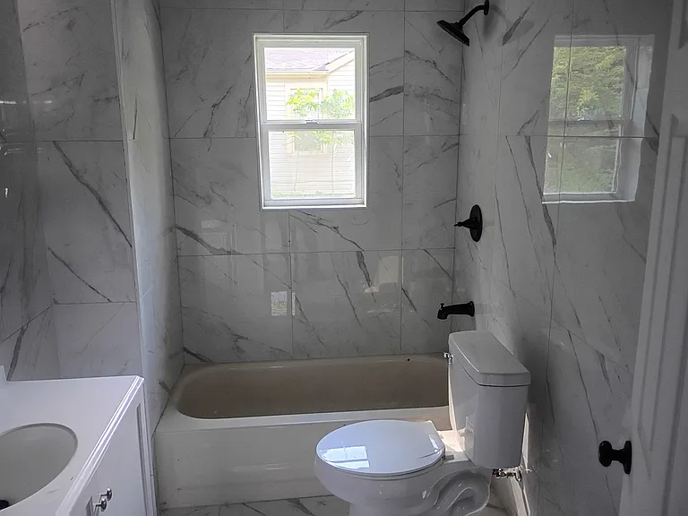 913 Royal Ave — Photo 9