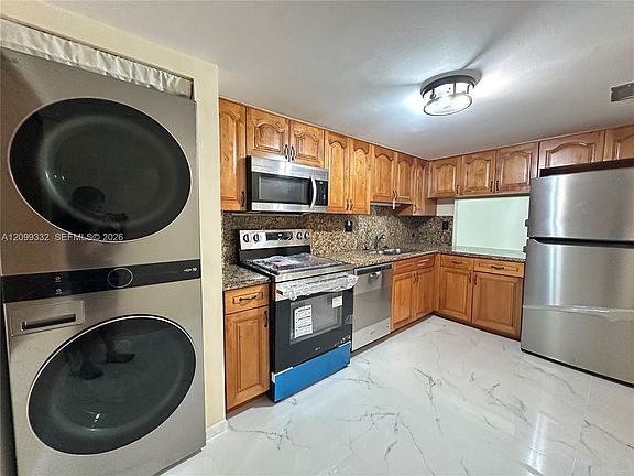 5th image of 400 Commodore Dr APT 211