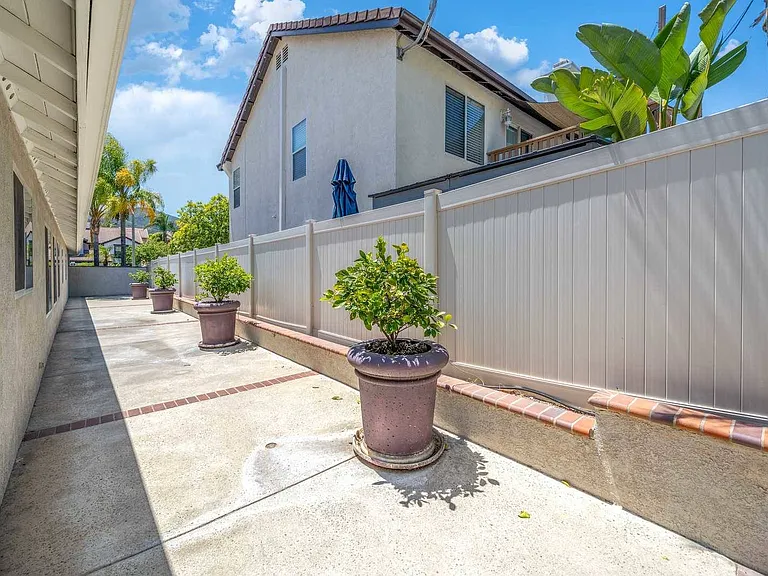 421 Minaret St — Photo 64
