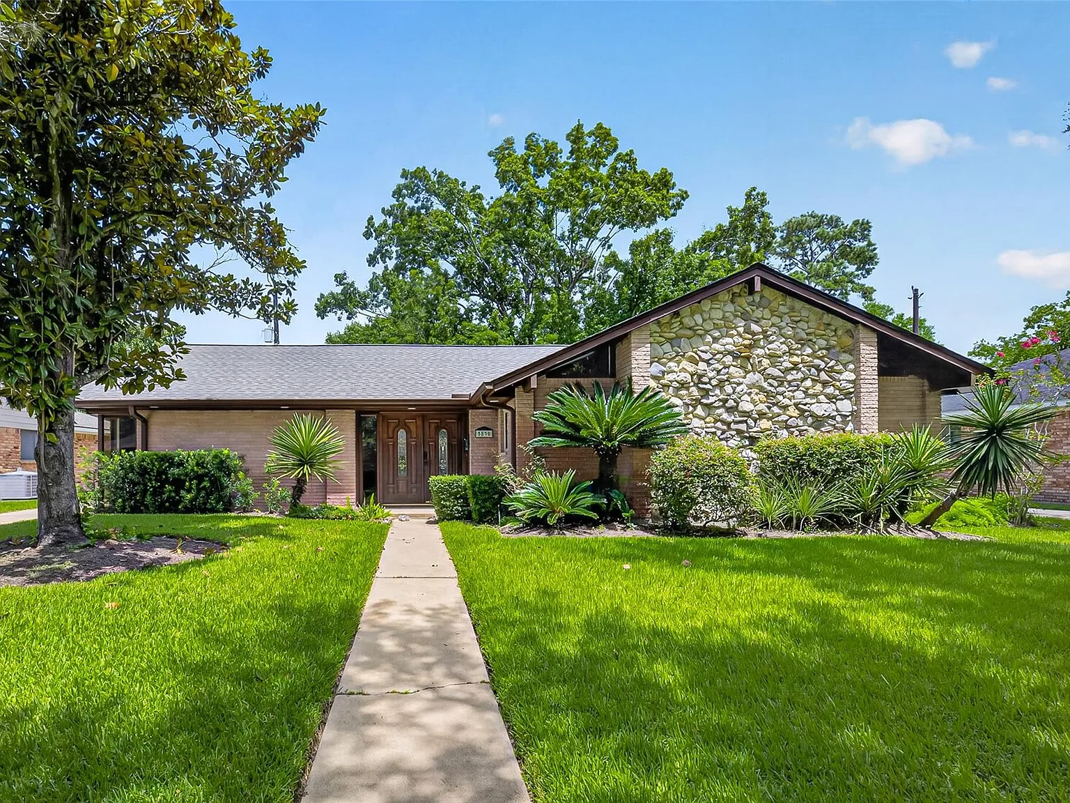 4 bed, 2.5 bath, 2338 sqft, $3,200 — Photo 1