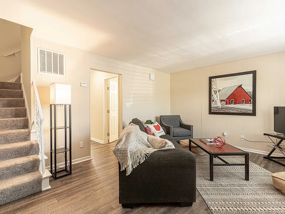 3br-15ba
1046sf living room