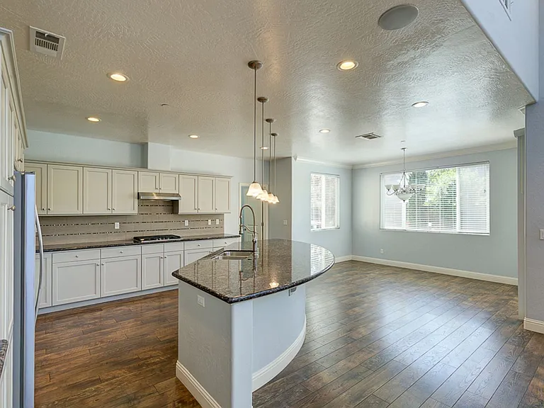 1148 Cordova Ave — Photo 5