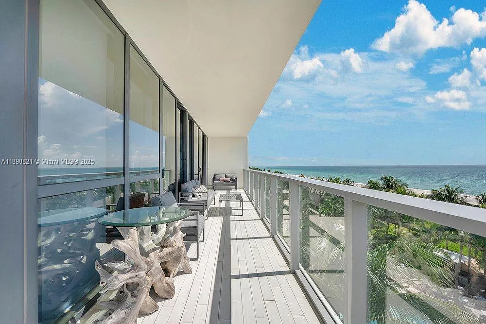 2201 Collins Ave Condo — Photo 1