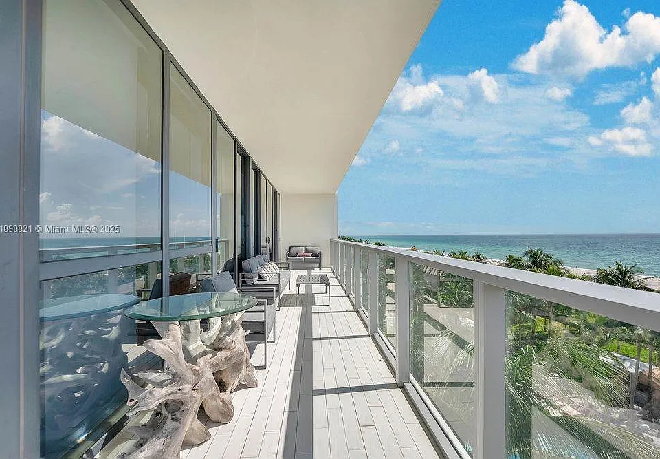 2201 Collins Ave #628