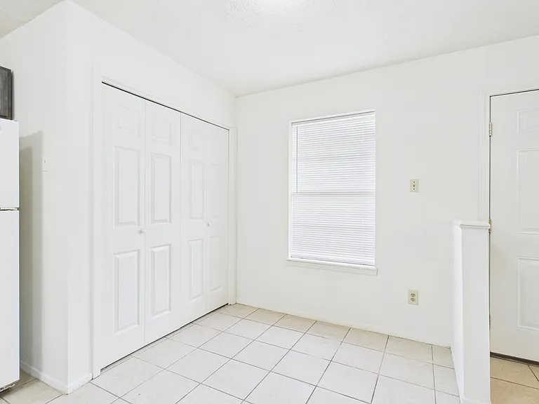 807 Frio Cir #B — Photo 7