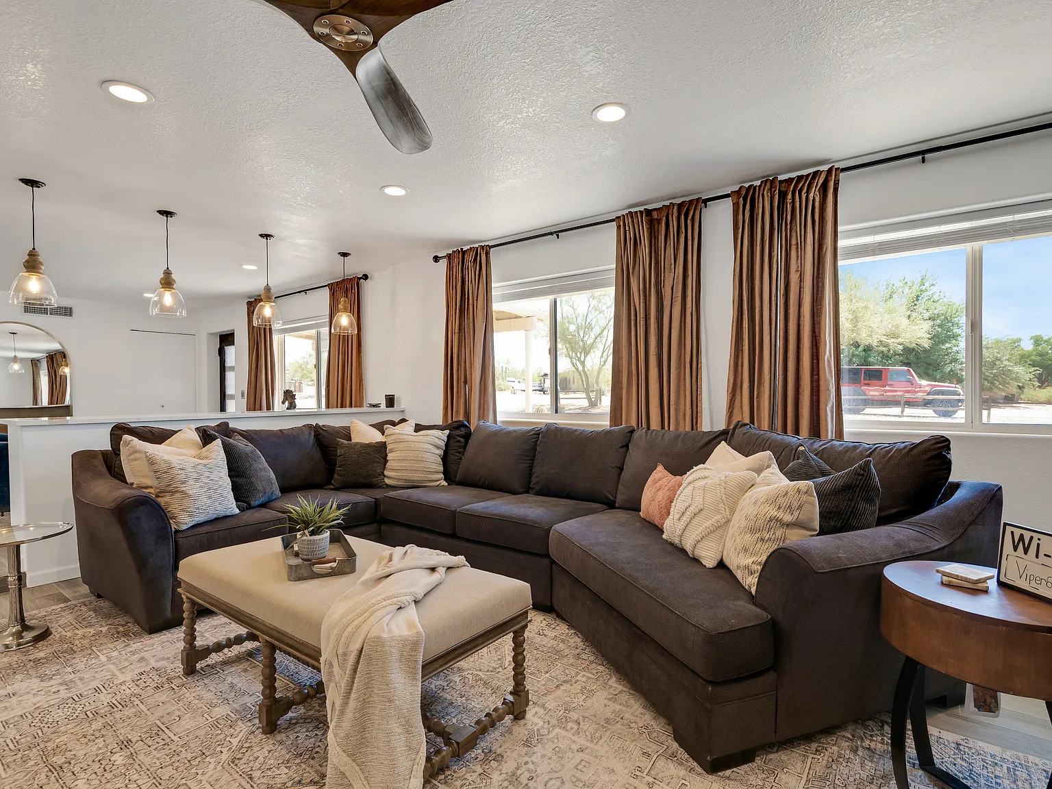 3 bed, 1967 sqft, $4,400 — Photo 2