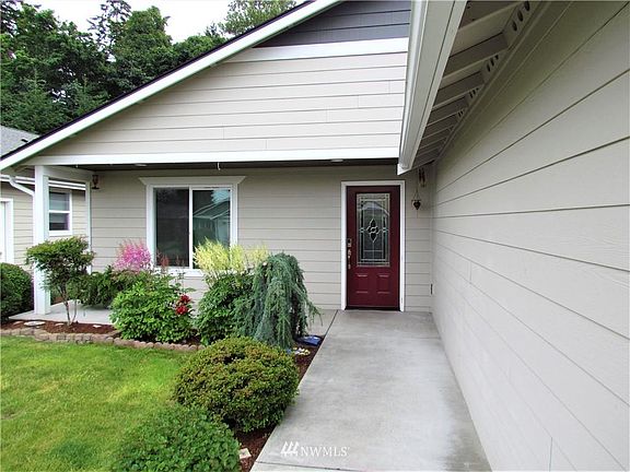 3rd image of 110 E Lobelia Dr