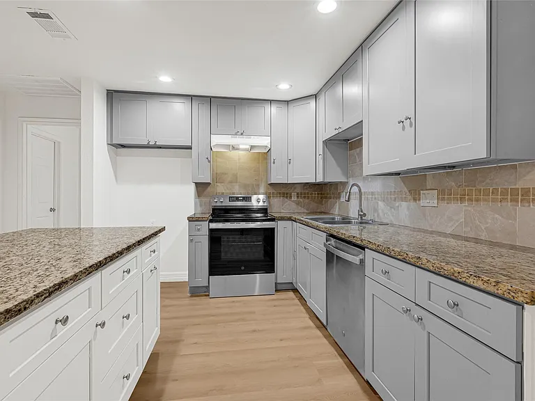2631 Mansfield St — Photo 9