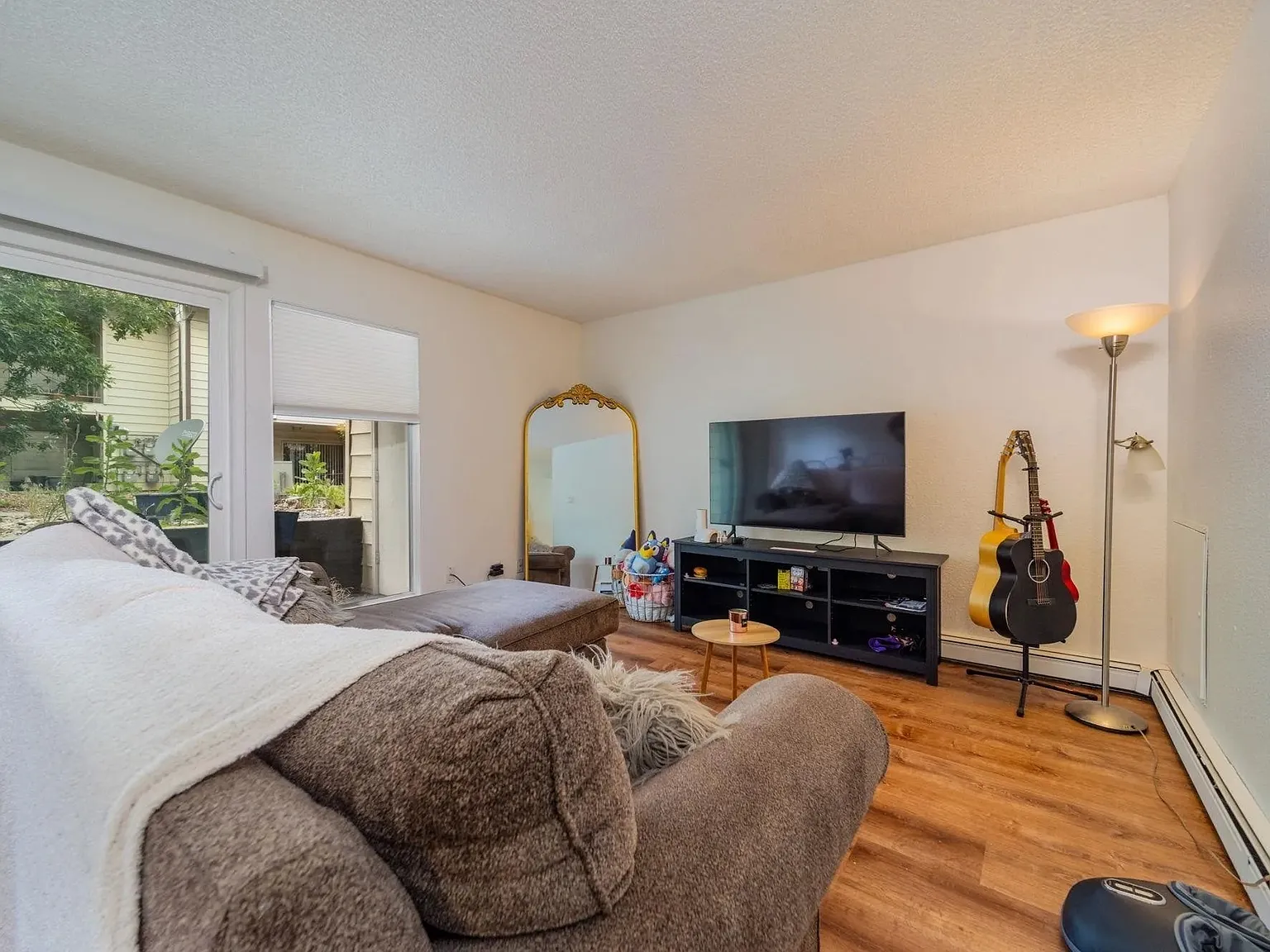 813 E Cedar Ct — Photo 2