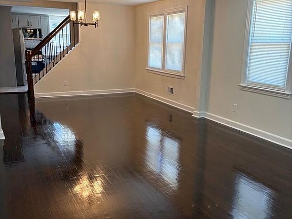 4th image of 1019 W Henry St