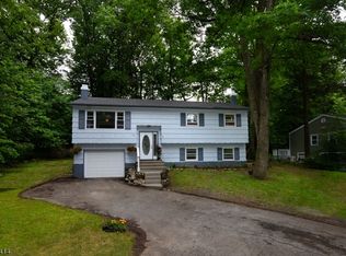 34 Tall Oaks Dr, Hamburg, NJ 07419