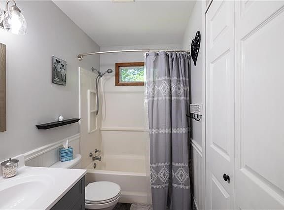 5th image of 403 Monterey Ave