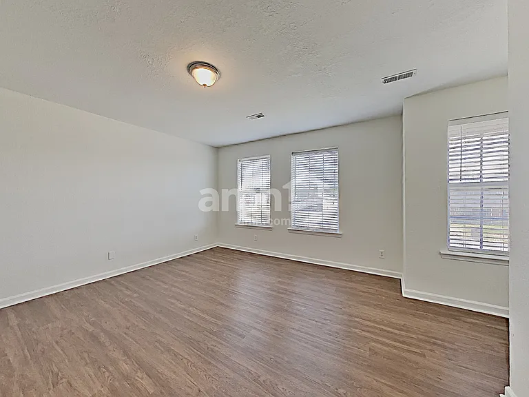 2148 Spring Hill Cir — Photo 15