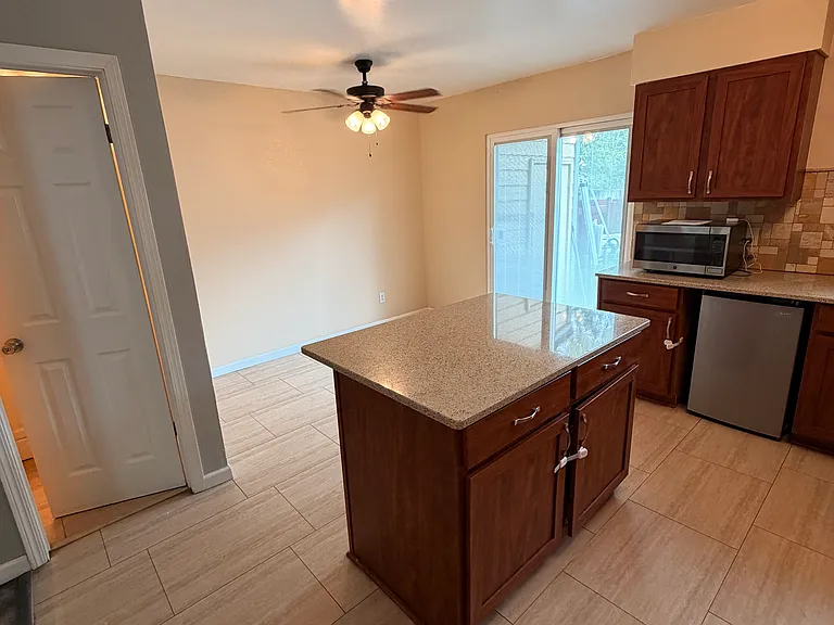 1609 S Ivory Cir #B — Photo 3
