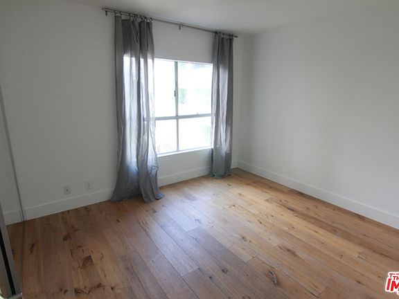 3rd image of 940 Larrabee St #302
