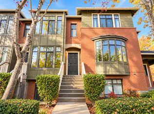 1945 NE Kenyon Ct, Issaquah, WA 98029