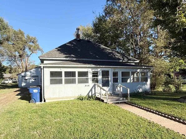 314 N 5th St, Sterling, KS 67579