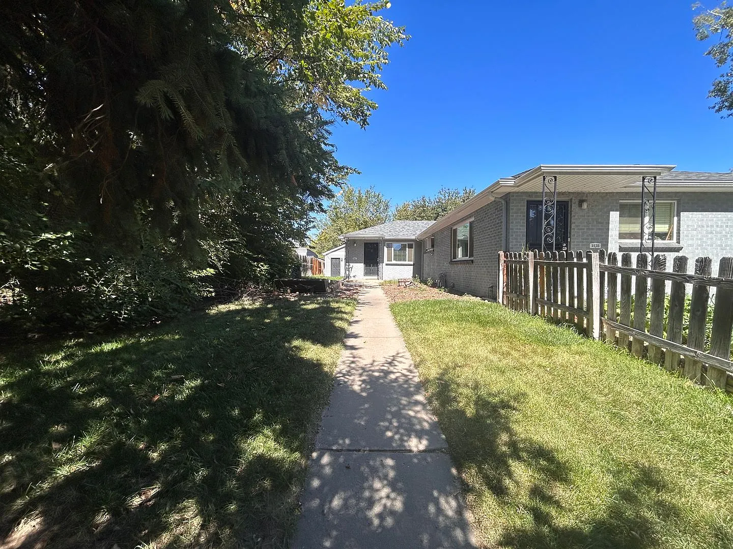 $0 Deposit Option. Charming 2bed/1bath Duplex Near Sloan Lake!! — Photo 2