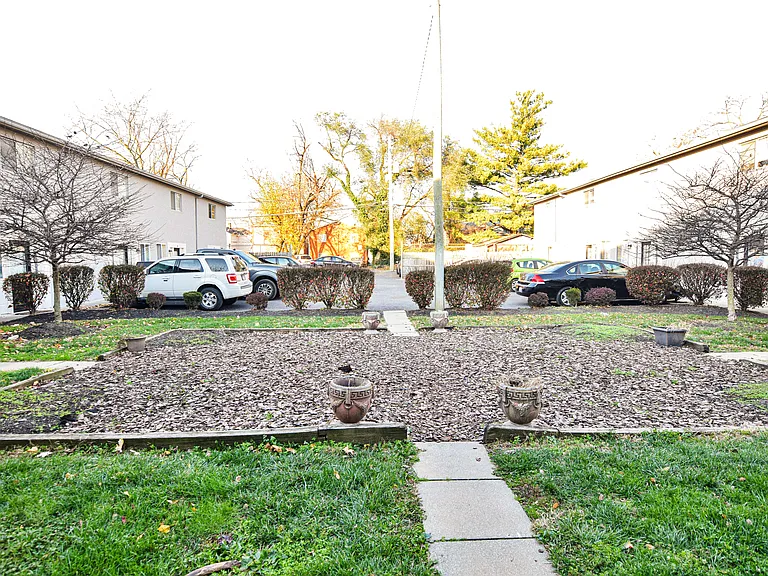 1271 Summit St #1 — Photo 9
