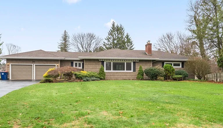 34 Lochnavar Pkwy photo 1