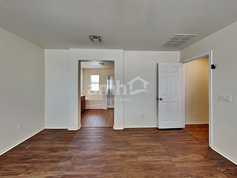 2827 S 74th Dr — Photo 11