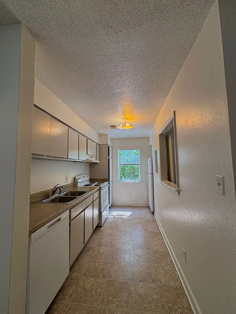 2502-201 Avent Ferry Rd, Raleigh NC, 28607 — Photo 3