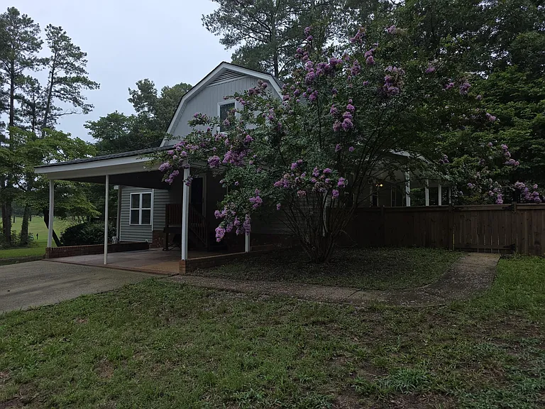 201 Thomas Dr — Photo 2
