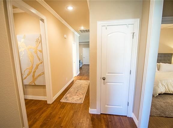 4th image of 325 Palisades Dr