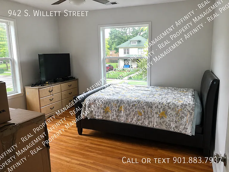 942 S Willett St — Photo 5