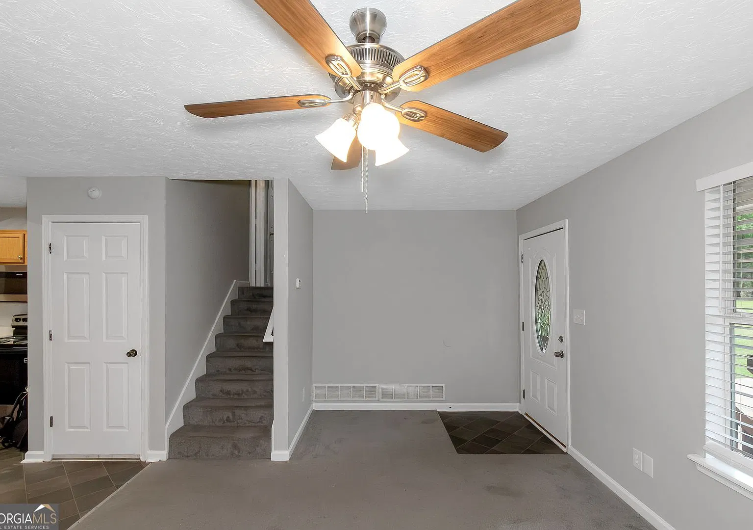 Impressive 3 Bedroom, 2 Bathroom Home — Photo 4