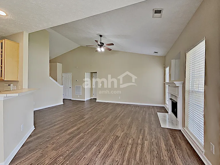 1001 Mallory Ln — Photo 7